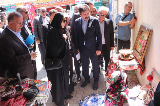 بازدید معاون رئیس‌جمهور از نمایشگاه توانمندی‌های روستایی و صنایع‌دستی میانه